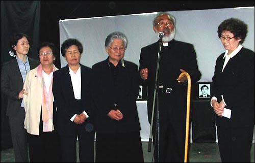 8일 저녁 명동성당 문화관 2층 코스트홀에서 열린 '인혁당 희생자 30주기 추모식'에서 문정현 신부와 유가족 여상화씨(여정남 선생 조카), 이영교씨(하재완 선생 미망인), 유승옥씨(김용원 선생 미망인), 신동숙씨(도예종 선생 미망인), 김진생씨(송상진 선생 미망인)가 무대에 올라와있다. 